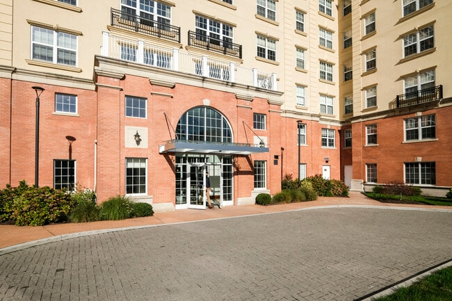 Building Photo - 10 Byron Pl