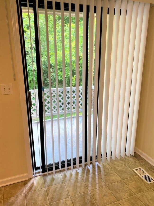 2BR Candle Wyck Community located on kerr Ave, Walk to UNCW, Shopping and Breweries Ground floor ...