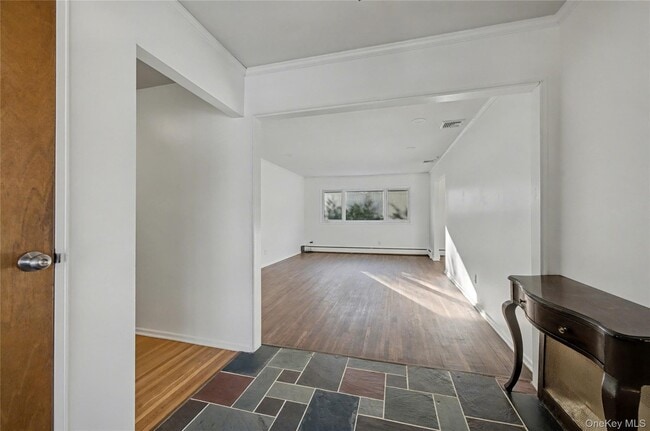 Photo - 38 Park Dr E