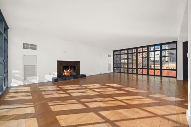 Photo - 500 W 21st St