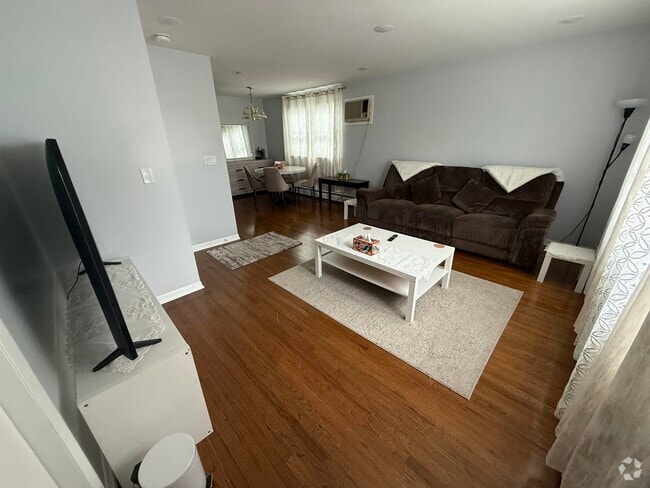 Building Photo - 182 W 3rd St Unit 2nd Floor Rental