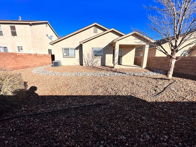 Photo - Super cute 3 bed 2 bath home in Huning Ranch. MOVE IN SPECIAL! 1/2 OFF 2ND MONTHS RENT!