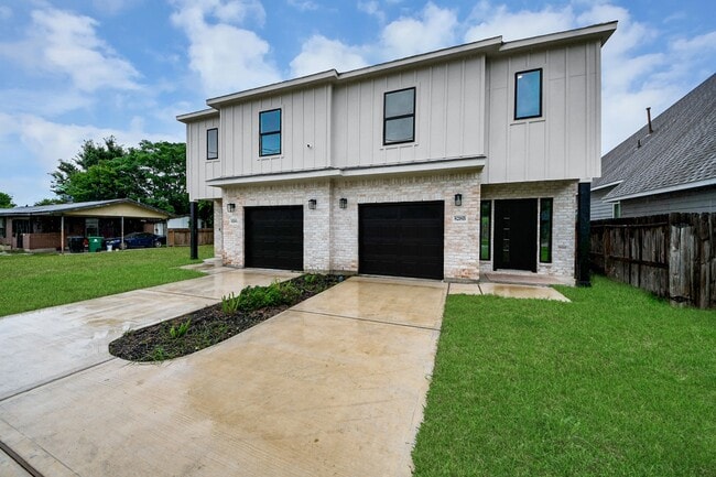 Photo - 8218 Lawler St