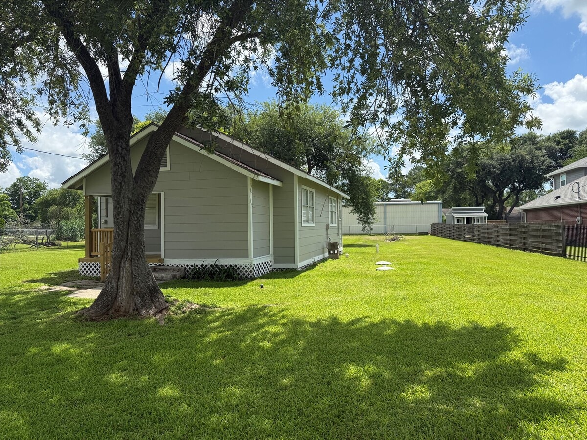 Photo - 8926 Courtney Dr