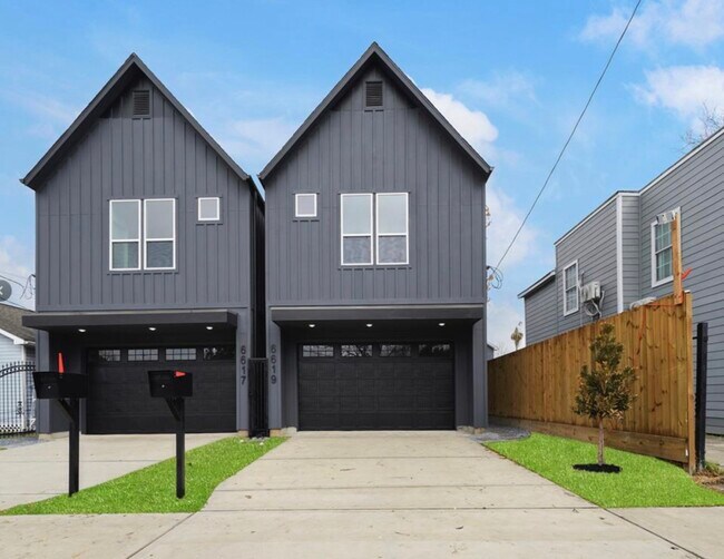 Building Photo - 5212 Arapahoe St