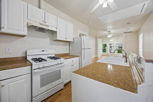 Photo - 2010 Crocker St