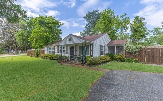 Photo - 104 Sharyn Ln