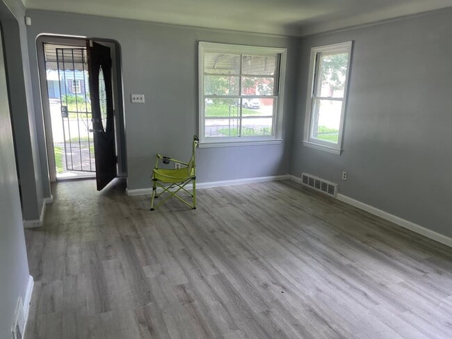 Photo - 5134 Hereford St