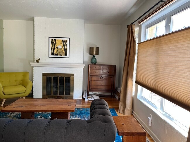 Photo - 732 Loma Vista Dr NE