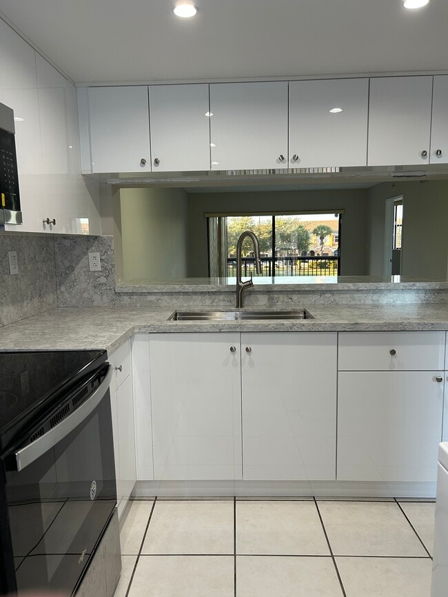 Building Photo - 10255 NW 9th Street Cir Unit 205-7