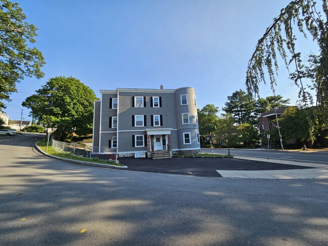Photo - 977 Main St