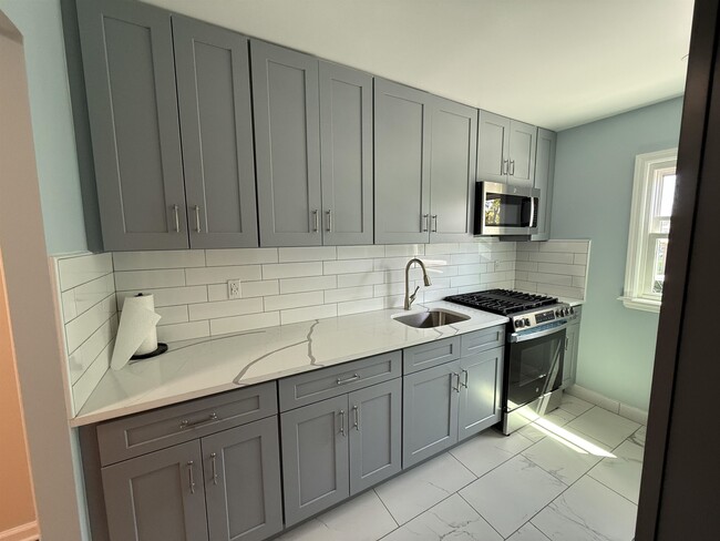 Building Photo - 42 Briarwood Rd