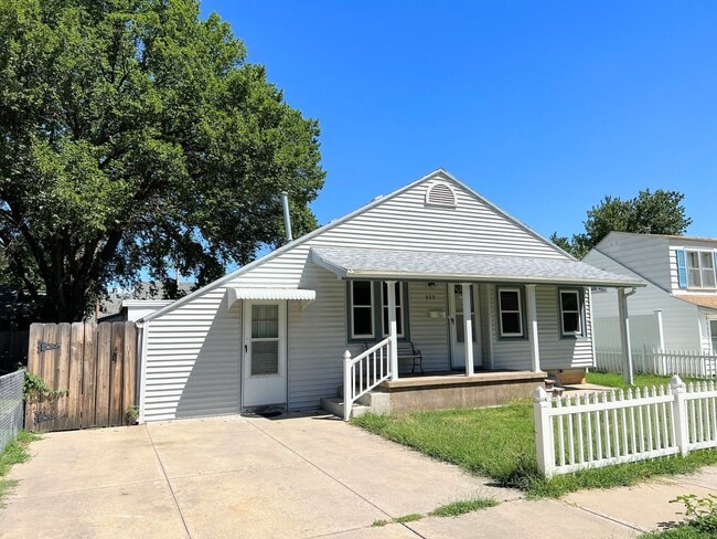 Building Photo - 2 bed, 1 bath with bonus room