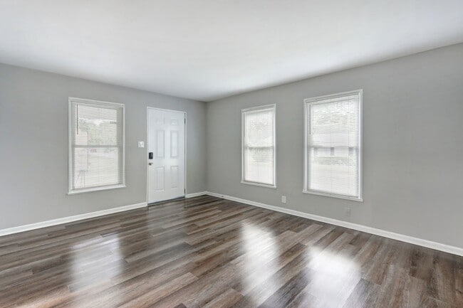 Building Photo - Large 3BR/2BA East Savannah House For Rent