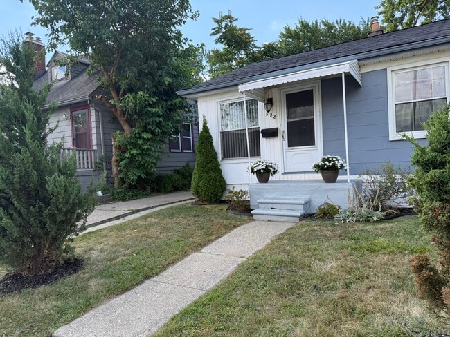 Front 2 - 528 E Cambourne St
