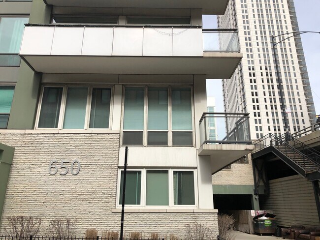 Building Photo - 650 W Wayman St Unit 402C