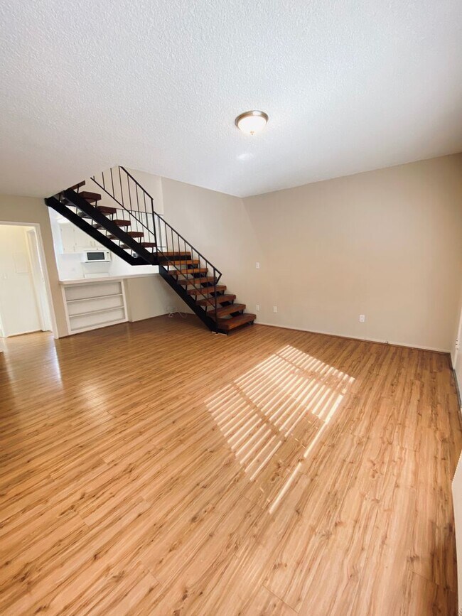 Photo - 21736 Roscoe Blvd