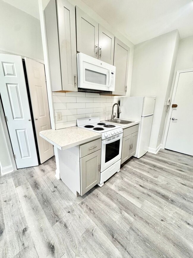Building Photo - 5002 Walnut St Unit 3R