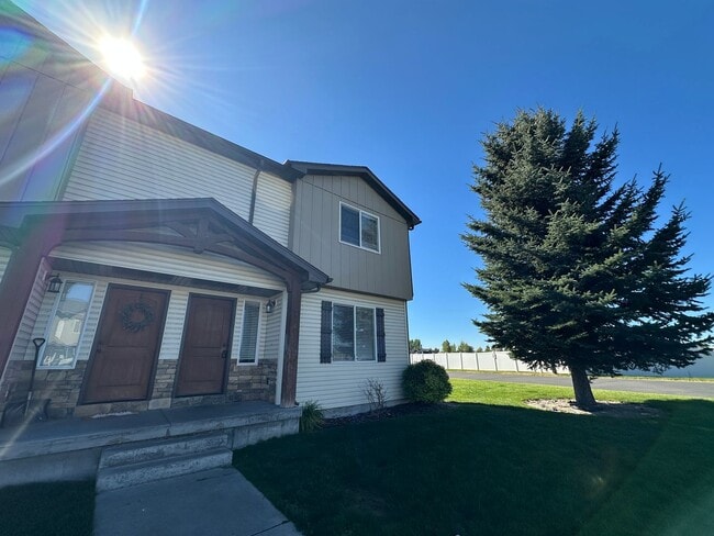 Building Photo - Comfort & Convenience in The Meadows – 3 B...