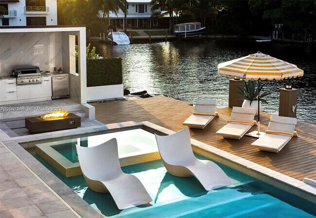 Photo - 2225 NE 19th St