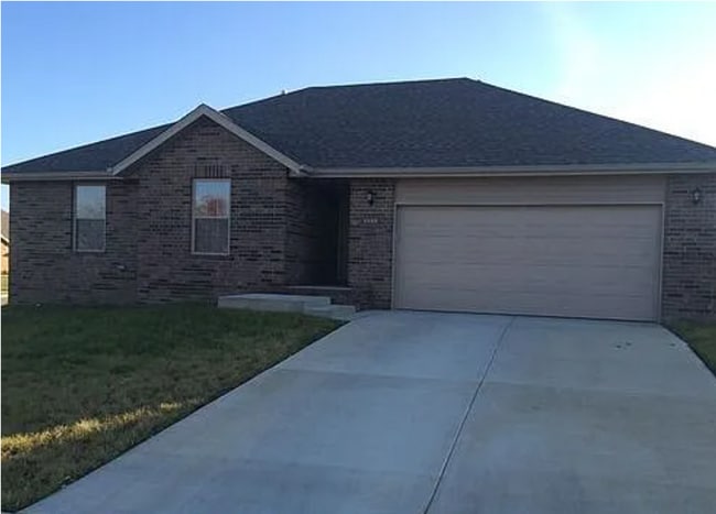 Building Photo - 3 Bed, 2Bath, 2 Car Garage, with Fenced in Yard!!