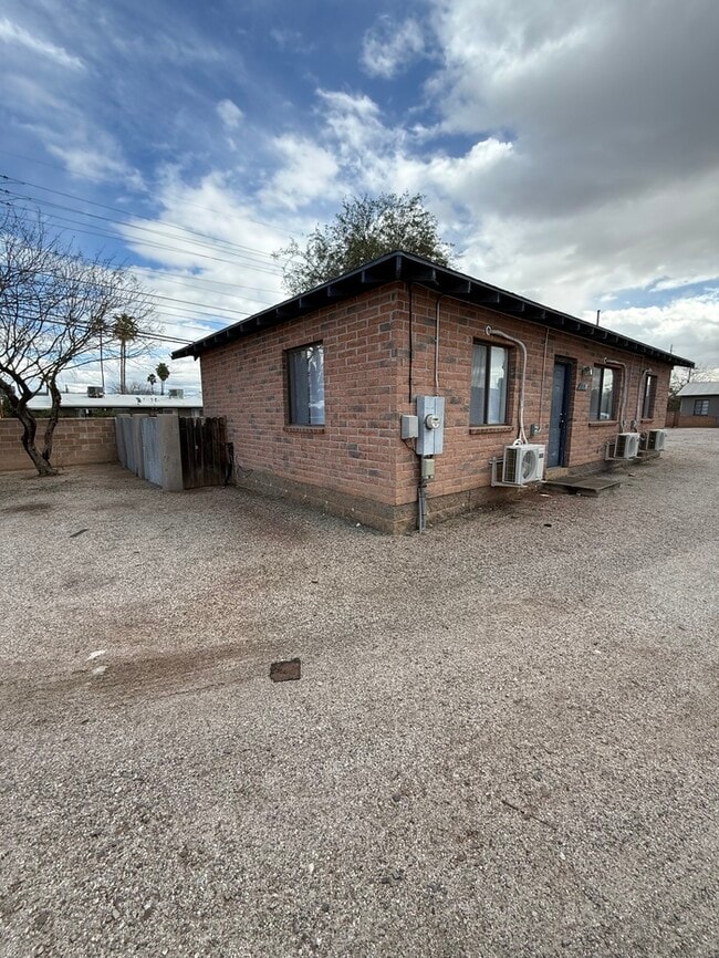 Building Photo - Town Home For Rent