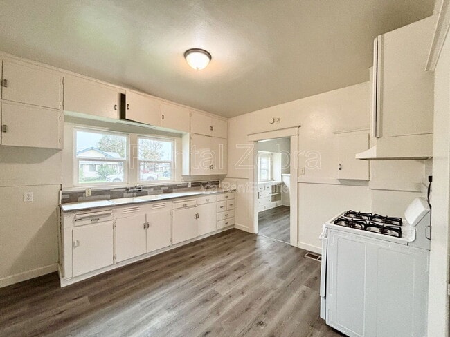 Photo - 107 W 19th St