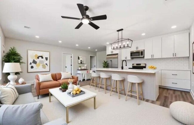 Photo - 2136 Commander Rd