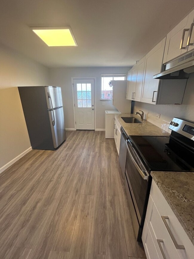 Photo - Updated 2-Bedroom Upper Unit – Lakewood Unidad #2