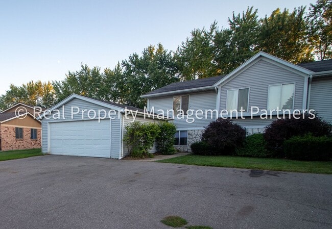 Newly Renovated 2-Bed, 1-Bath Lower Unit w... - Newly Renovated 2-Bed, 1-Bath Lower Townhome Unit w...