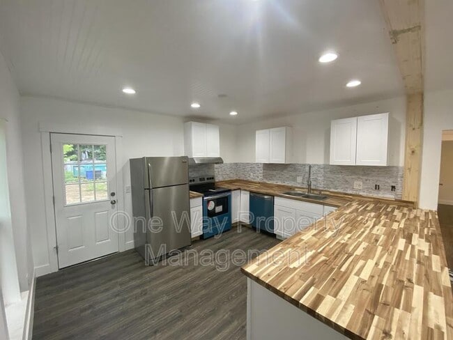 Photo - 1330 E 7th St