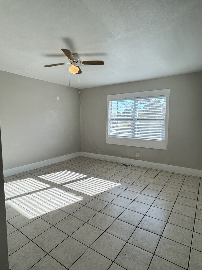 4262 Greenwood Ave