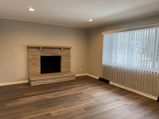 Photo - 4 Bedroom with a Huge Fenced Back Yard!