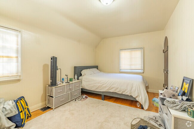 5 habitaciones, 2 baños - 4000 pies cuadrados - Dormitorio 3