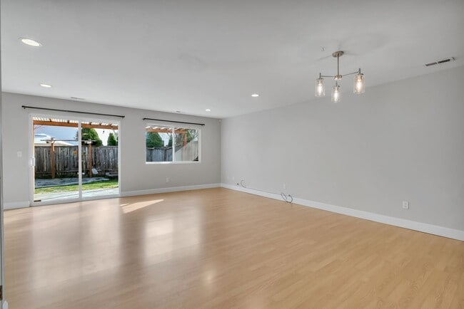 Photo - SILVER FIRS 3 BED 2.5 BATH TOWNHOUSE AVAILABLE NOW