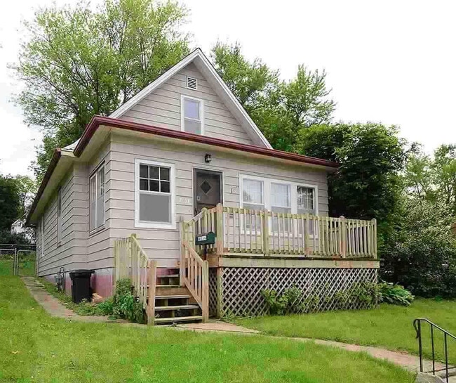 Building Photo - 2 Bed/1 Bath Rental