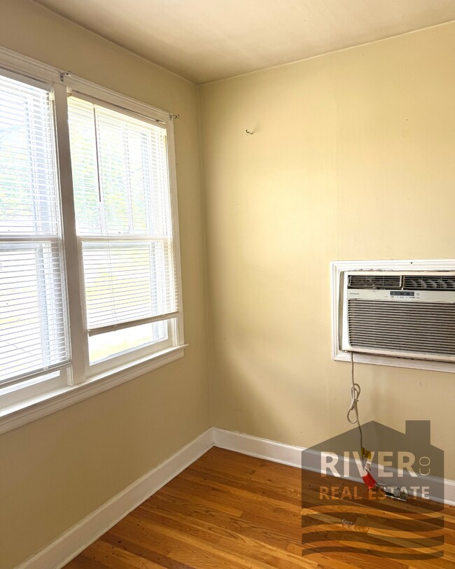 Photo - 405 N East St