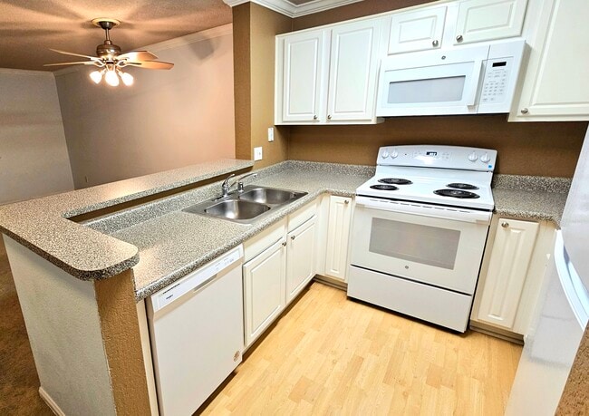 Building Photo - 3520 Lebon Dr Unit 5303