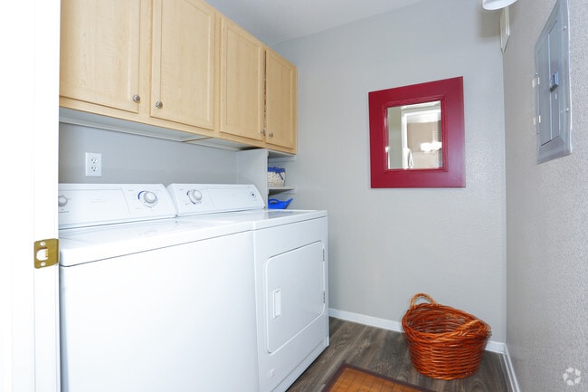2BR, 2BA - 1015 SF Laundry