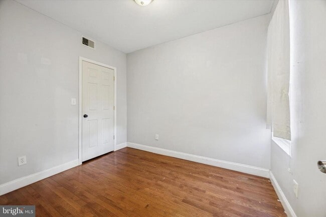 Photo - 1625 Edgley St