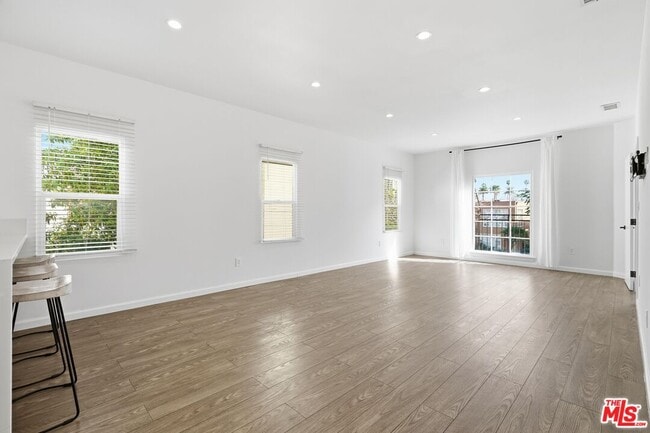 Photo - 455 Rexford Dr