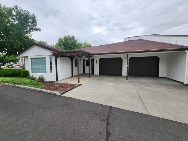 Building Photo - Nice Townhouse Close to Gage