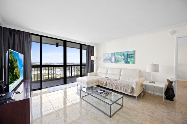 Photo - 2425 Presidential Way Unidad Ph2