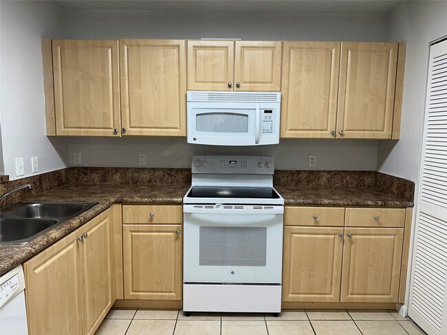 Photo - 529 E Sheridan St Unit 108