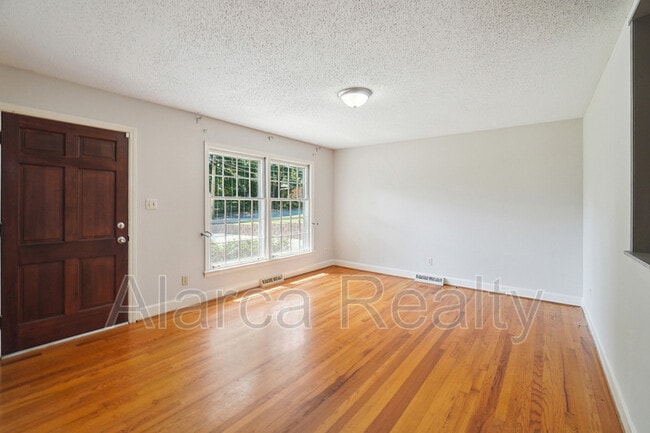 Photo - 5708 Londonderry Rd