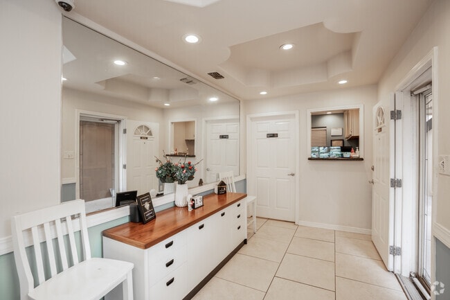 Valencia Leasing Office - Valencia Apartments