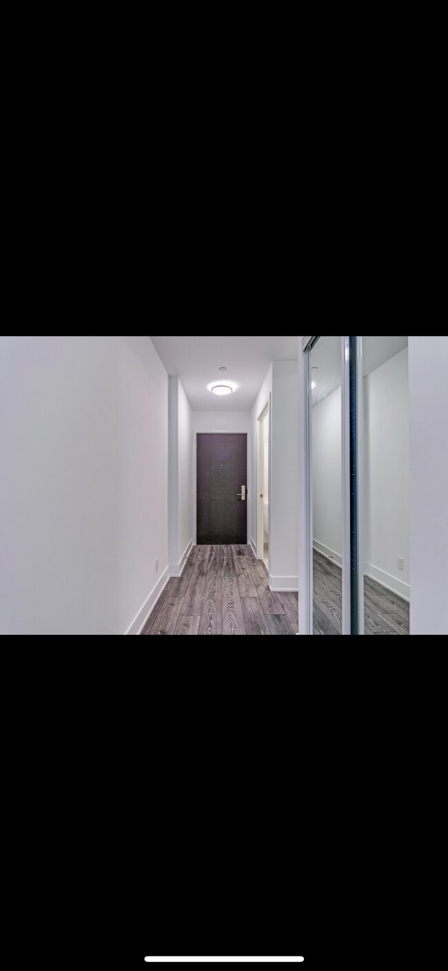 Building Photo - Large 1 bedroom Plus Den Condo in downtown... Unit 204