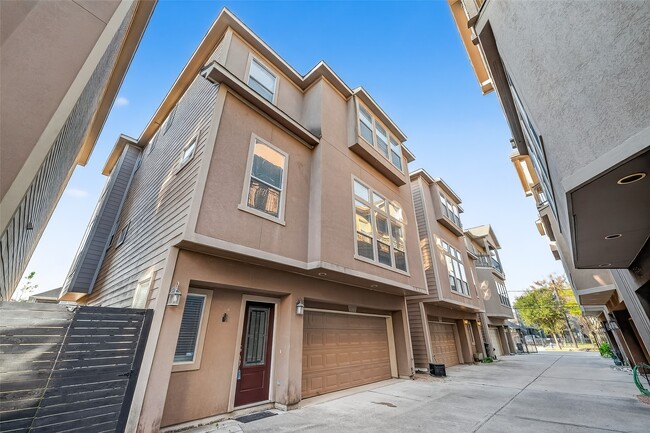 Building Photo - 1002 W 22nd St