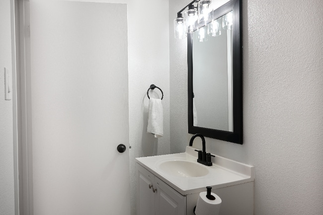 Photo - 1630 E 12th St