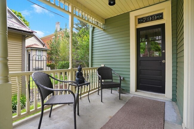 Photo - 799 S Lazelle St